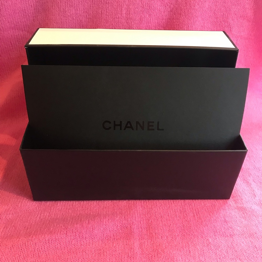 Chanel Gift Box - Picture 4 of 11